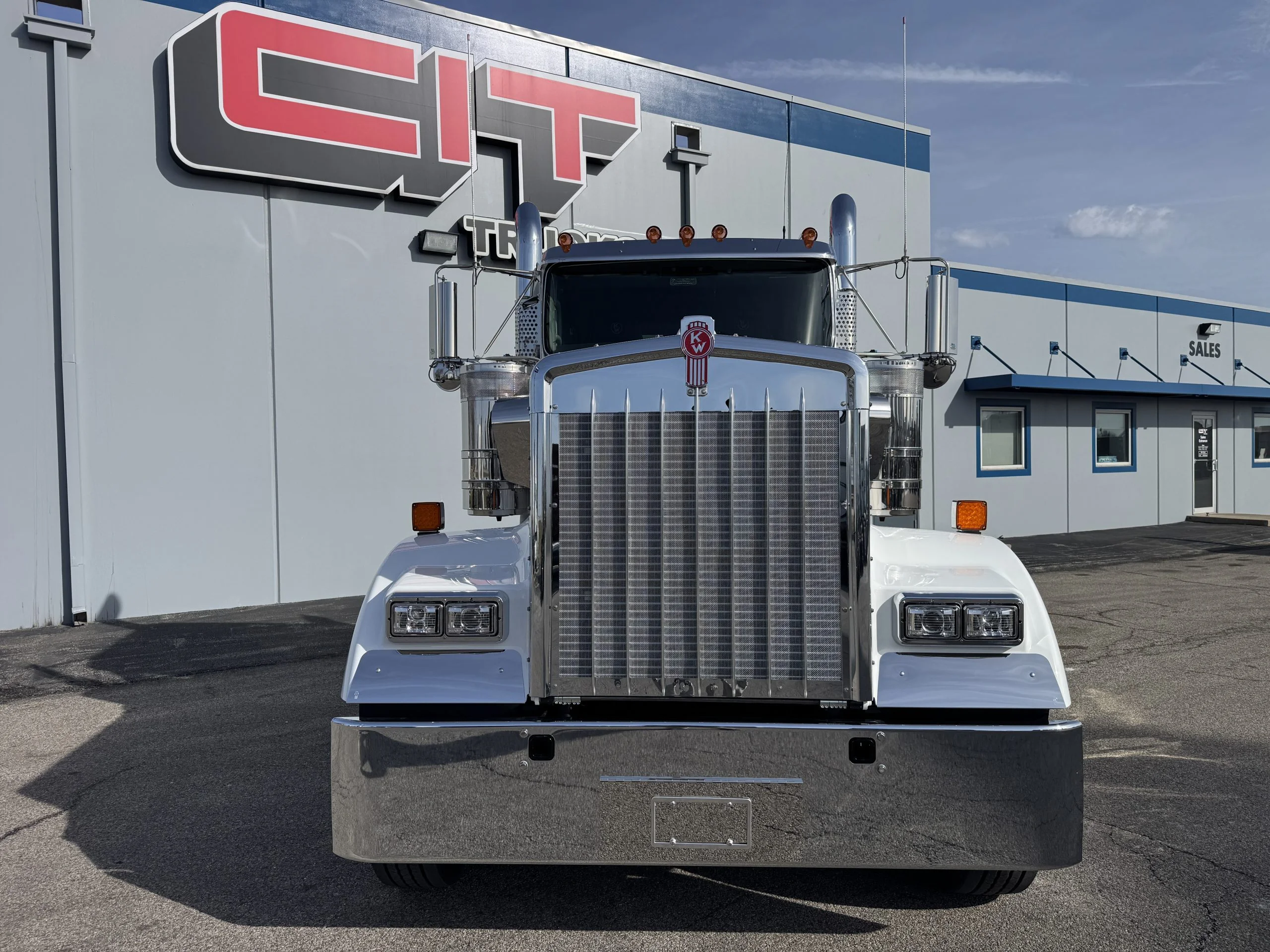 2027 Kenworth W900 in Champaign, IL — photo 2