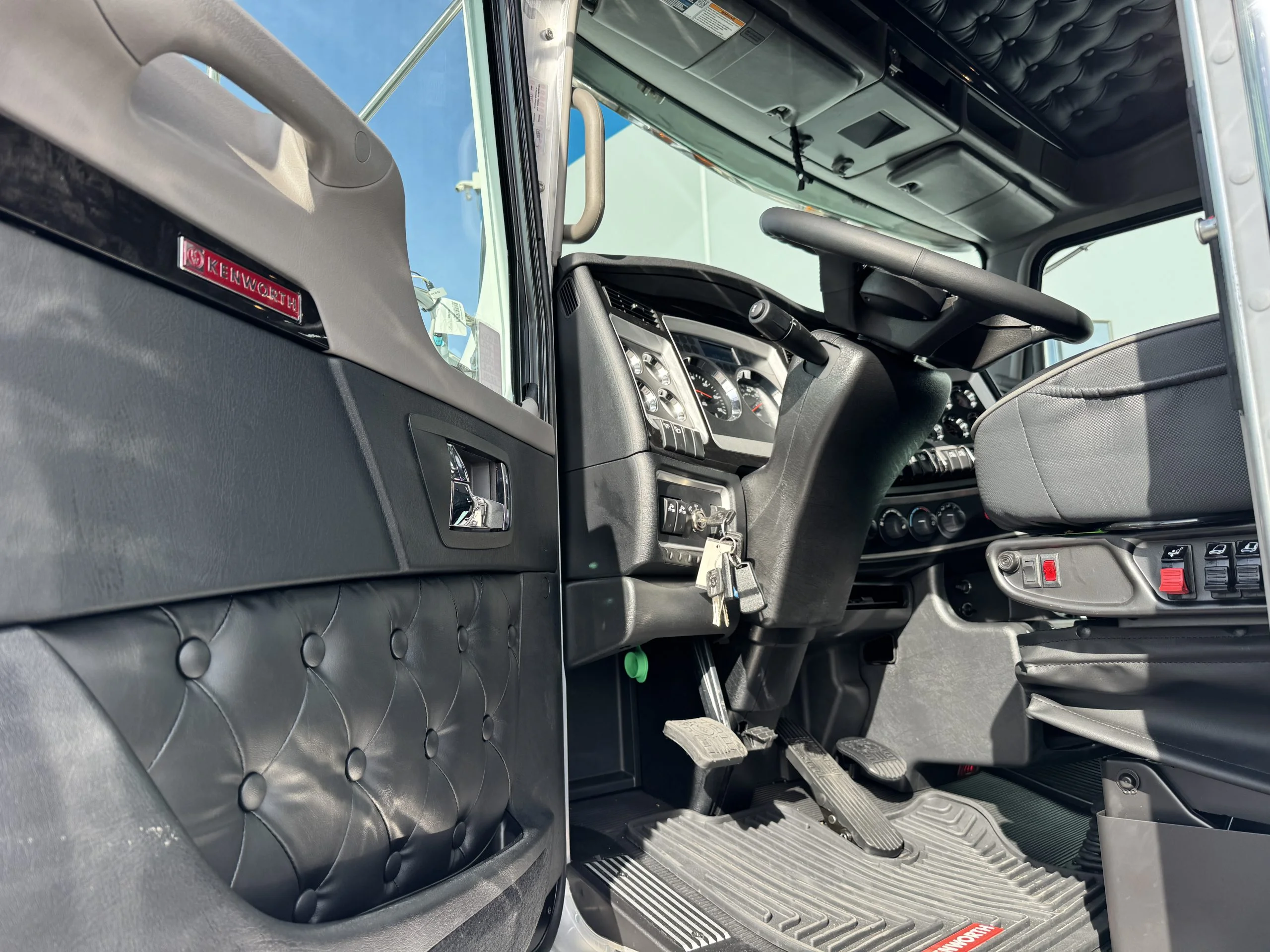 2027 Kenworth W900 in Champaign, IL — photo 6