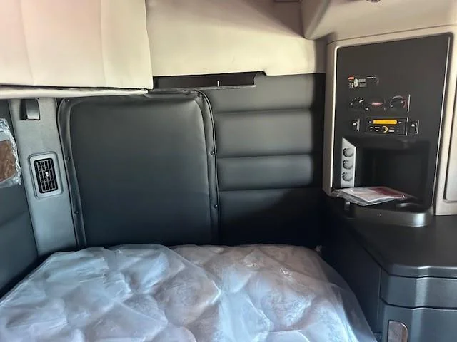 2027 Peterbilt 589 - image 31