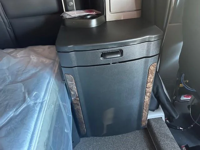 2027 Peterbilt 589 - image 22