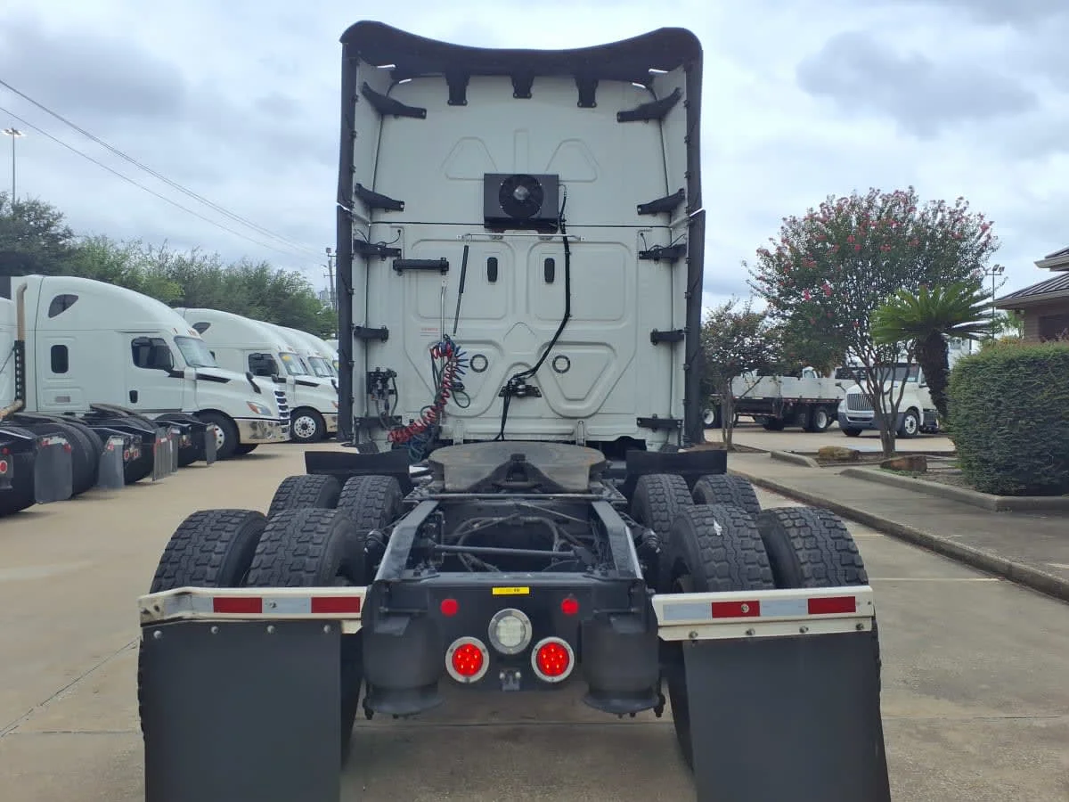 2022 Freightliner Cascadia in Houston, TX — photo 5
