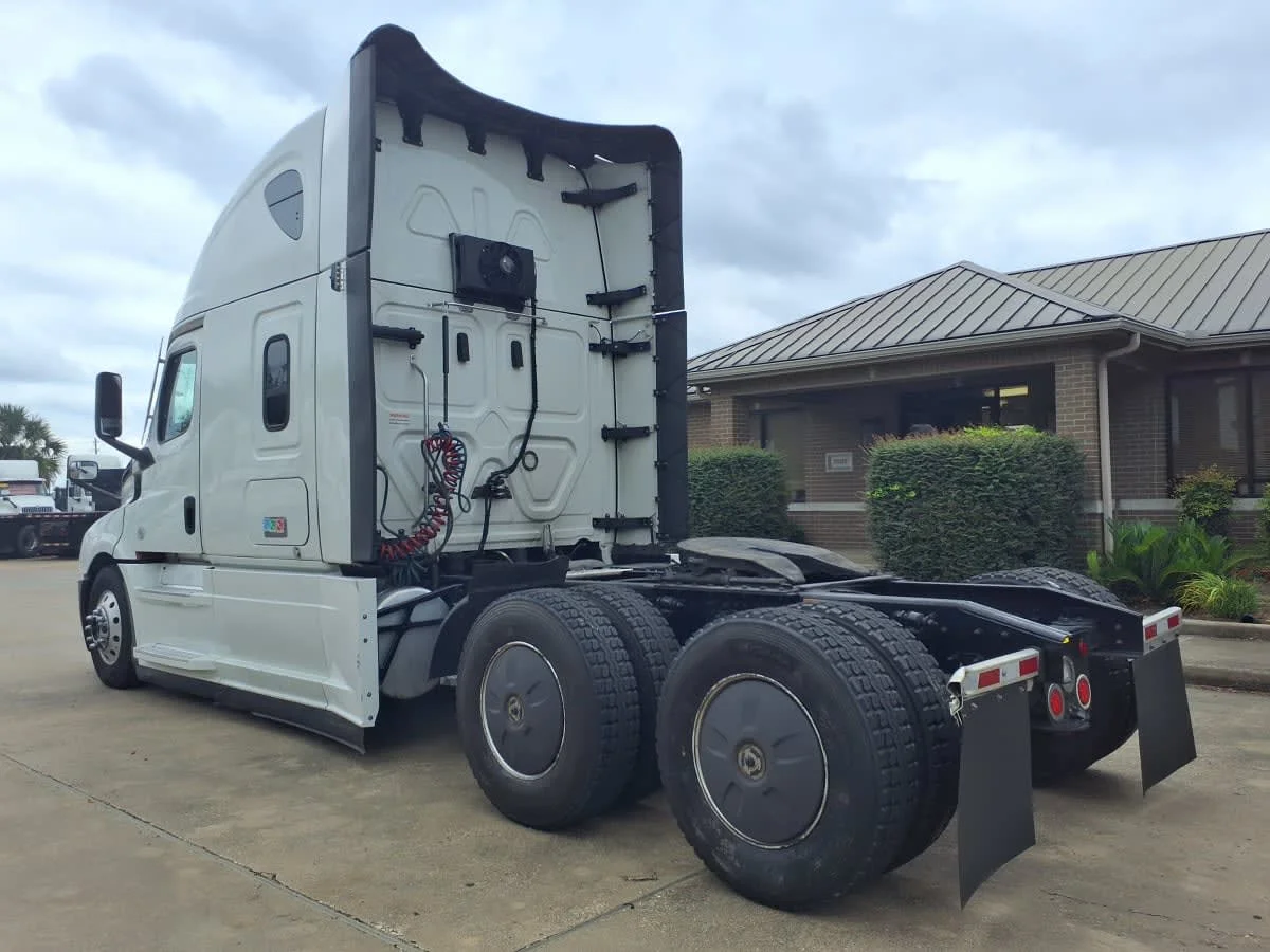 2022 Freightliner Cascadia in Houston, TX — photo 6