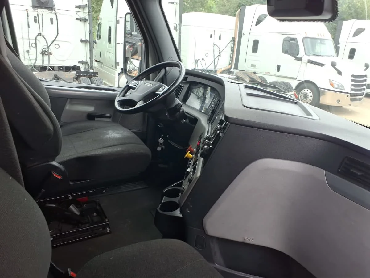 2022 Freightliner Cascadia in Houston, TX — photo 10