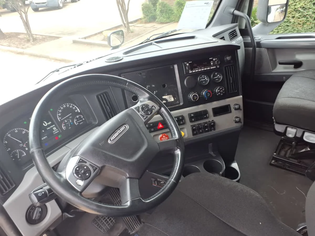 2022 Freightliner Cascadia in Houston, TX — photo 7