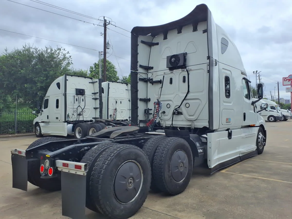 2022 Freightliner Cascadia in Houston, TX — photo 4