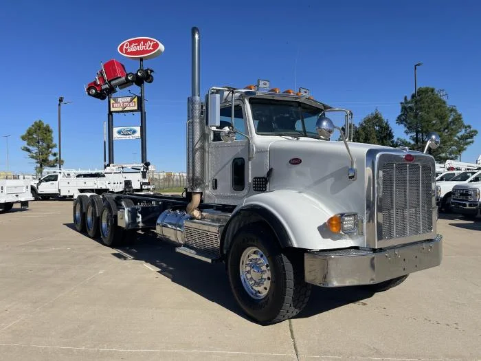 2014 Peterbilt 365 - image 4