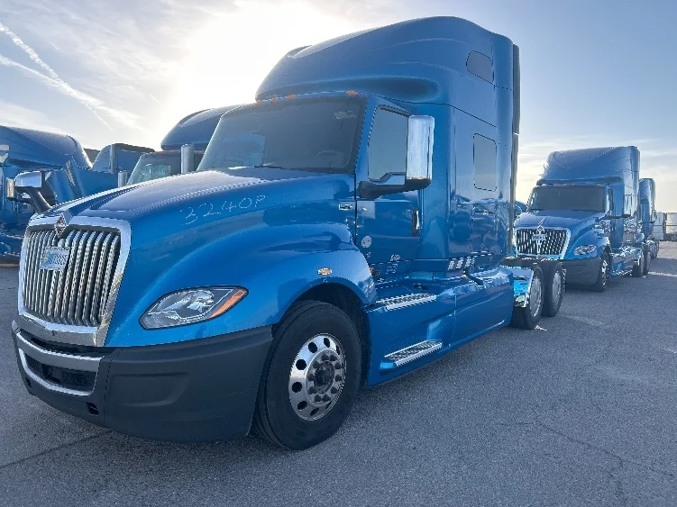 2021 International LT - image 3