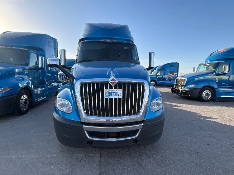 2021 International LT - image 2