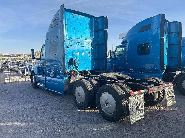 2021 International LT - image 5