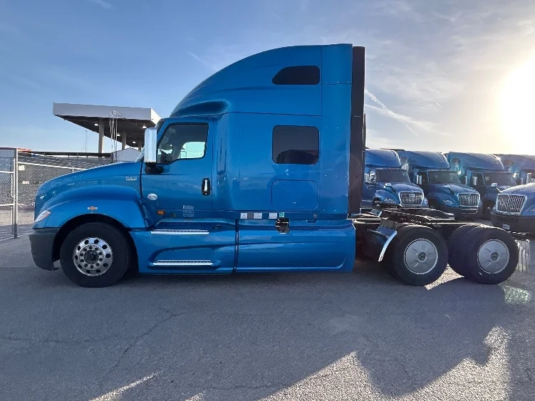 2021 International LT - image 4