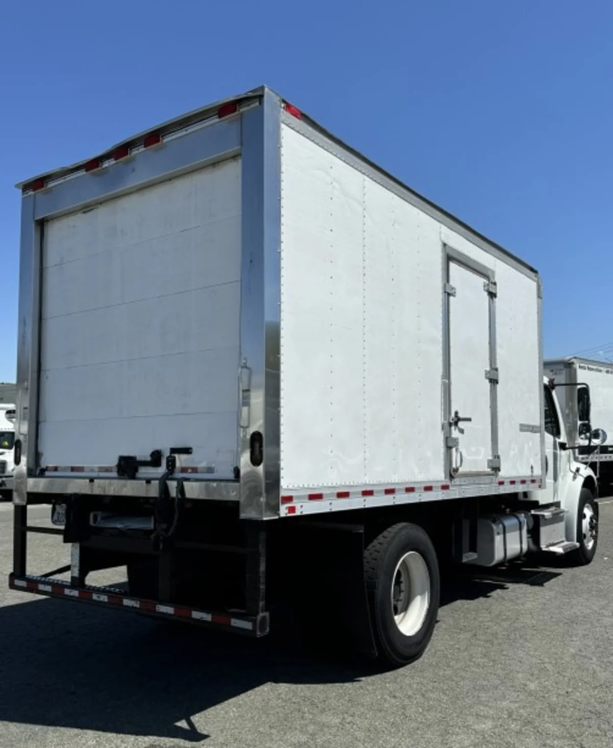 2017 Freightliner M2 106 - image 4