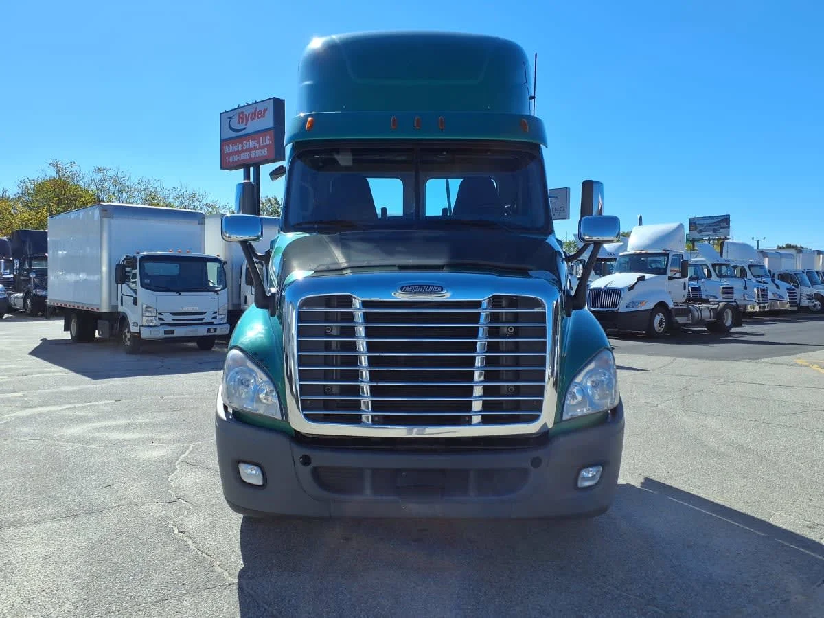 2020 Freightliner Cascadia in Warwick, RI — photo 2