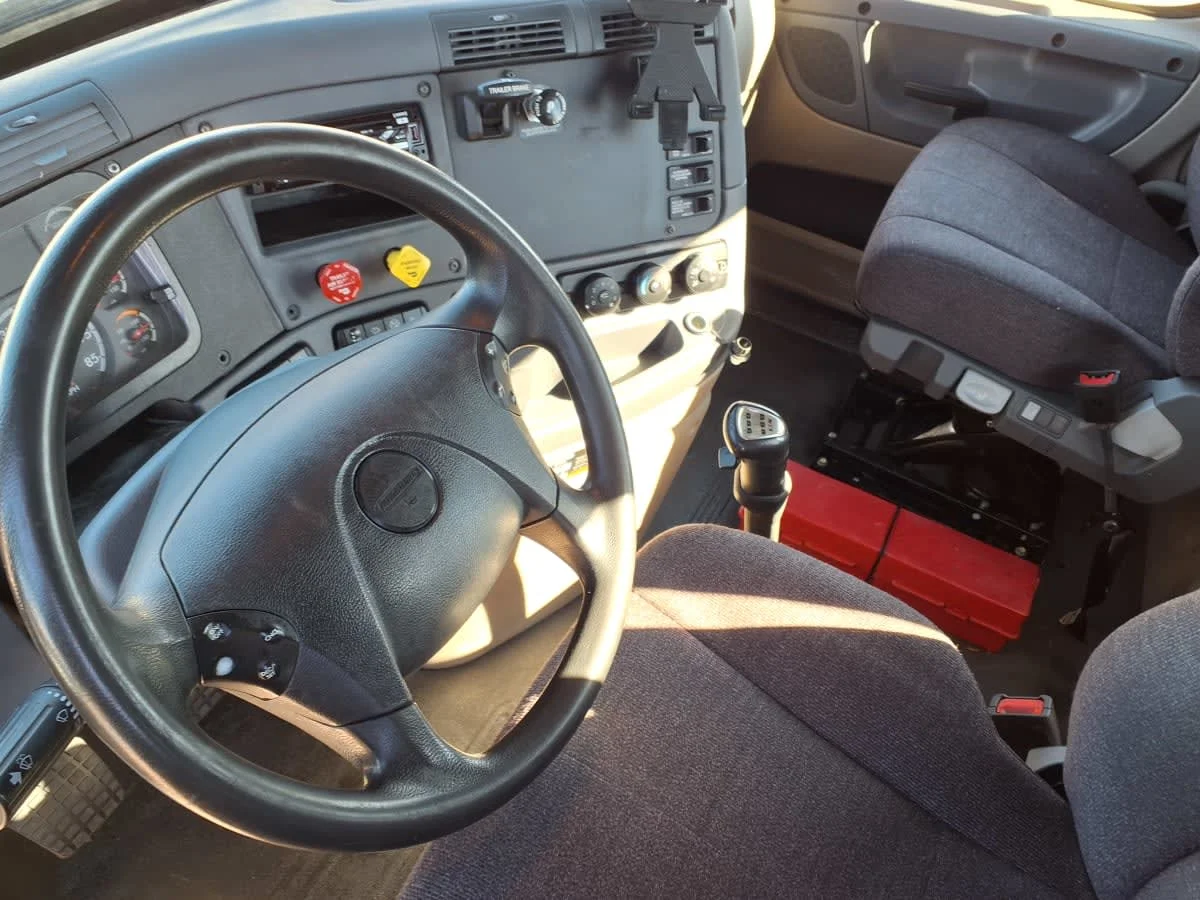 2020 Freightliner Cascadia in Warwick, RI — photo 7