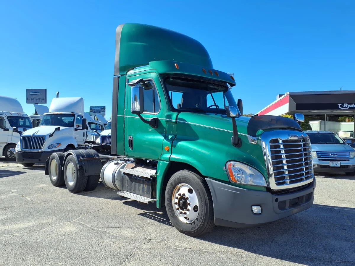 2020 Freightliner Cascadia in Warwick, RI — photo 3
