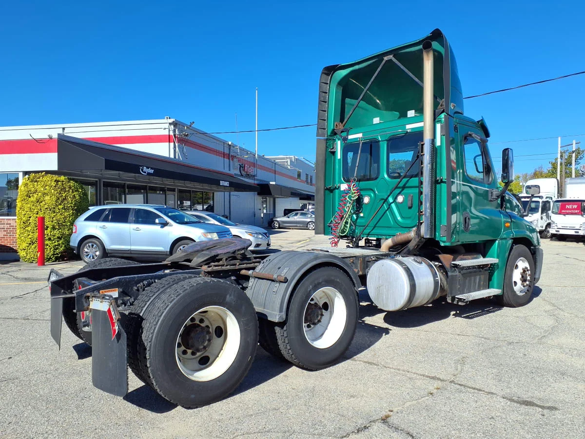 2020 Freightliner Cascadia in Warwick, RI — photo 4