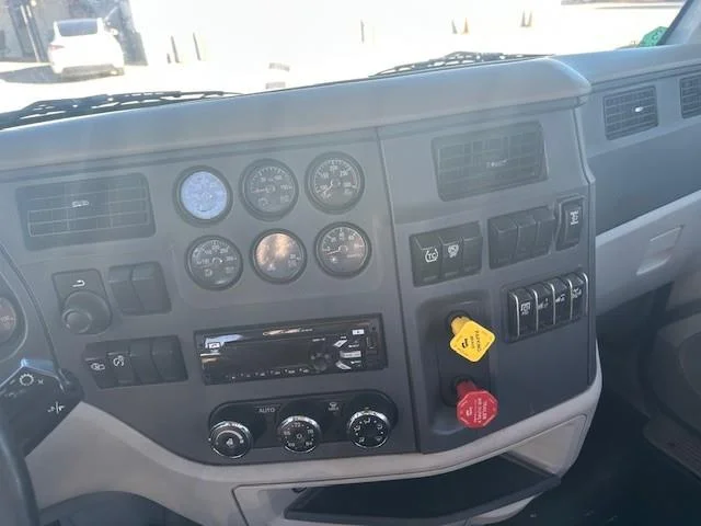 2021 Peterbilt 579 - image 8