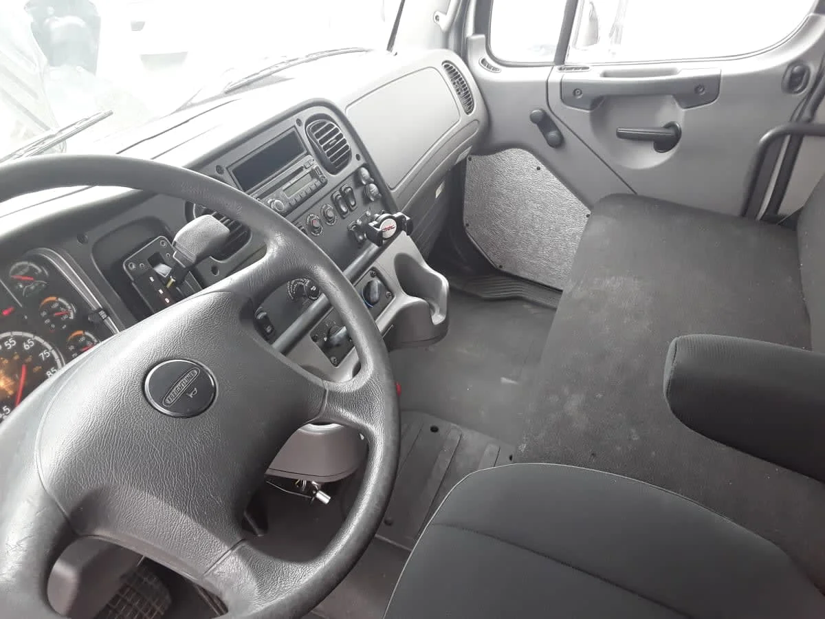 2016 Freightliner M2 106 - image 7