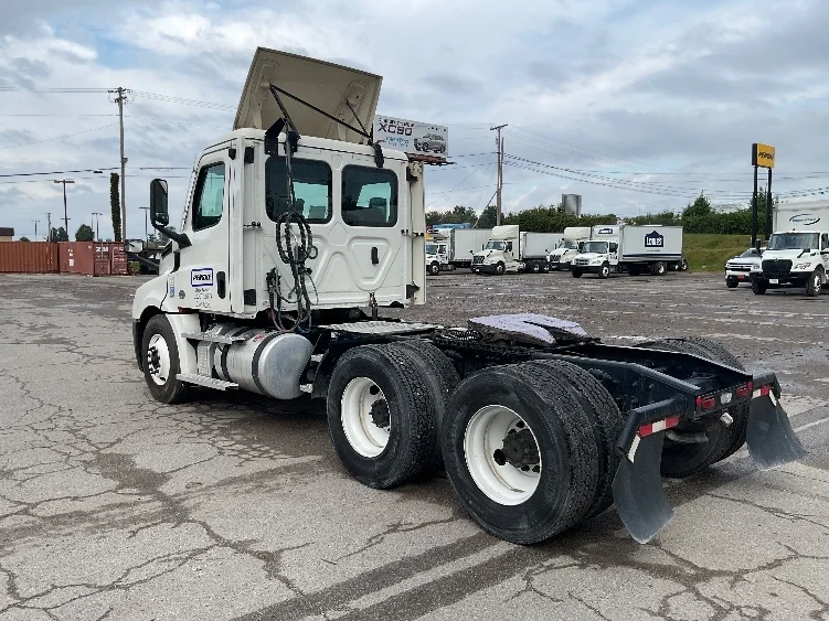 2021 Freightliner Cascadia - image 5
