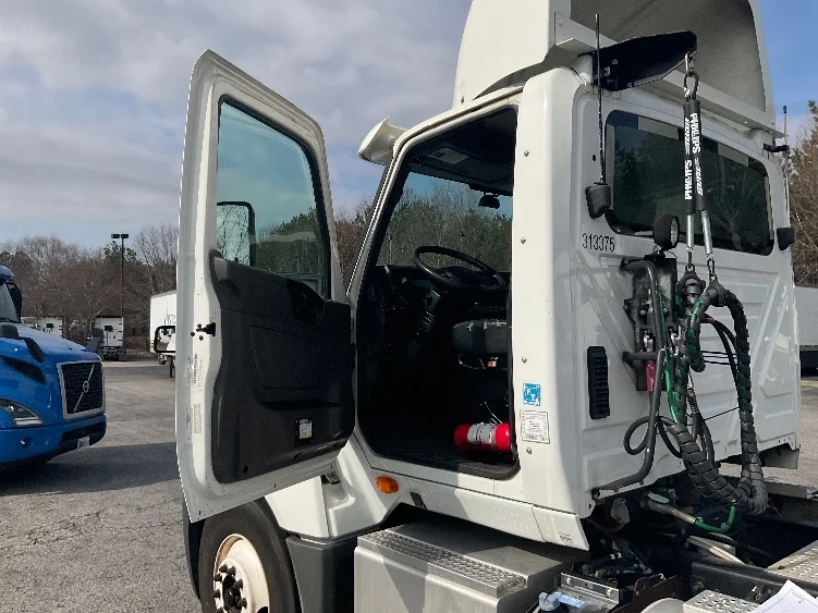 2018 International LT - image 9