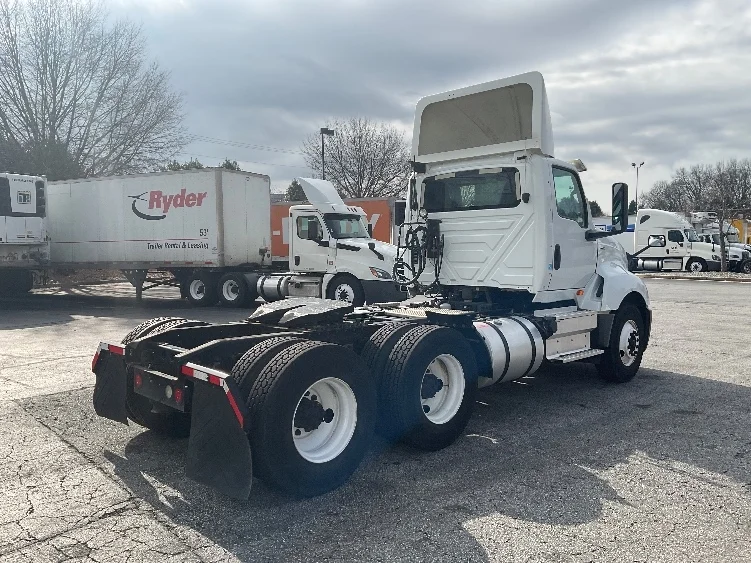 2018 International LT - image 7