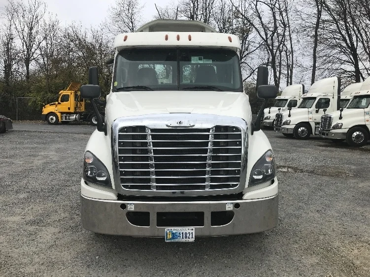 2019 Freightliner Cascadia - image 2