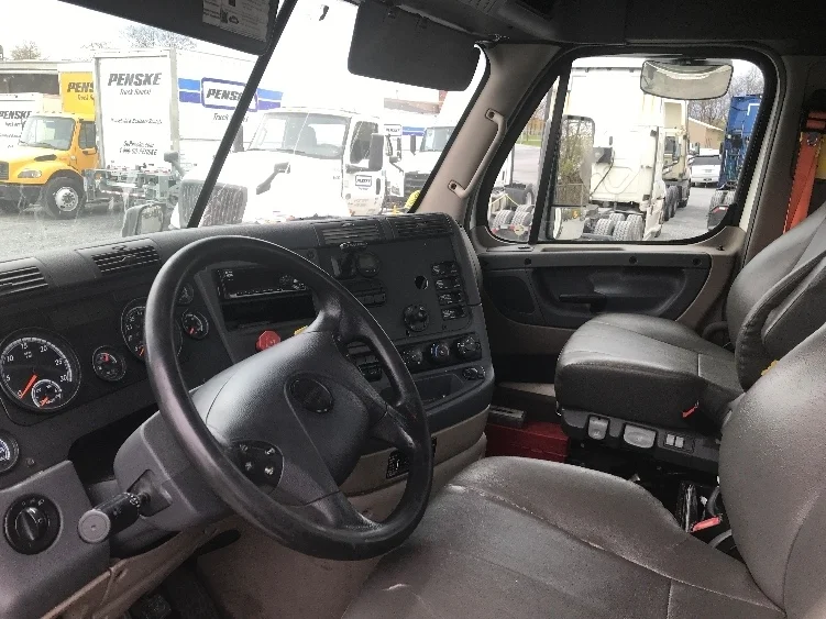 2019 Freightliner Cascadia - image 10