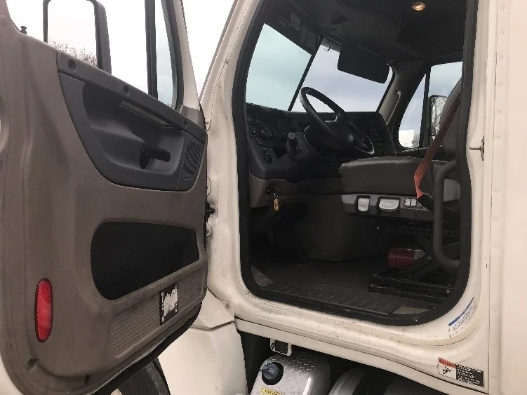 2019 Freightliner Cascadia - image 9