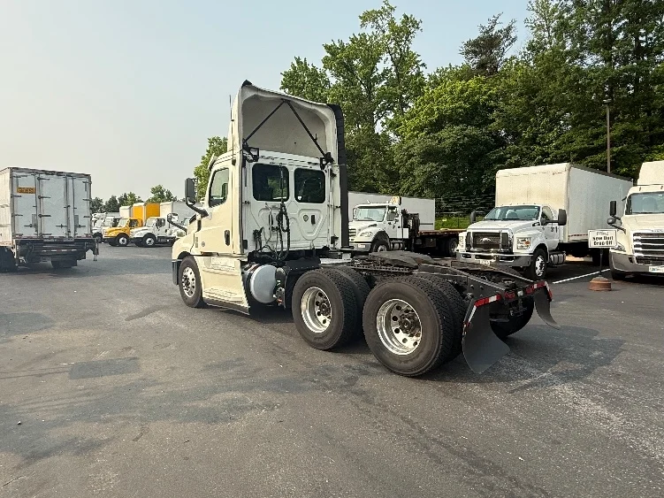 2019 Freightliner Cascadia in Jessup, MD — photo 5