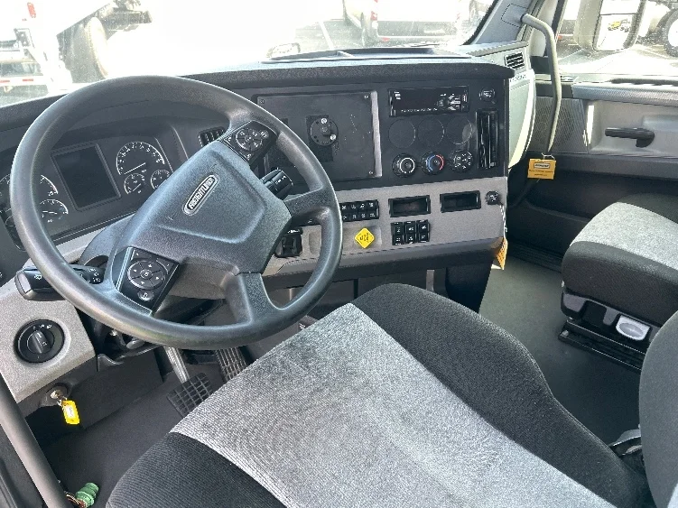 2021 Freightliner Cascadia in Torrance, CA — photo 10