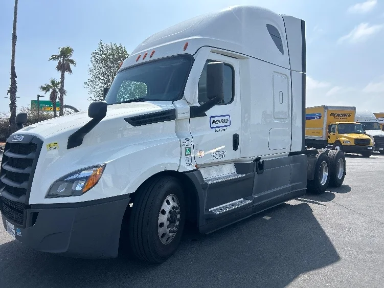 2021 Freightliner Cascadia in Torrance, CA — photo 3