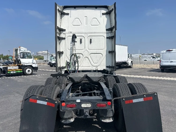 2021 Freightliner Cascadia in Torrance, CA — photo 6