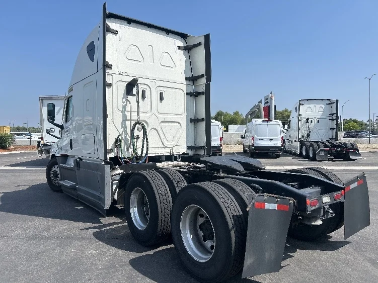 2021 Freightliner Cascadia in Torrance, CA — photo 5