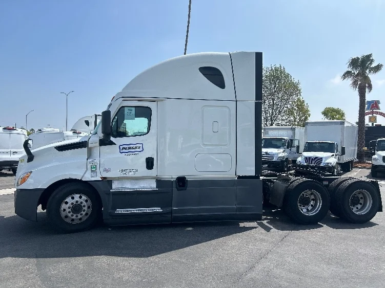 2021 Freightliner Cascadia in Torrance, CA — photo 4
