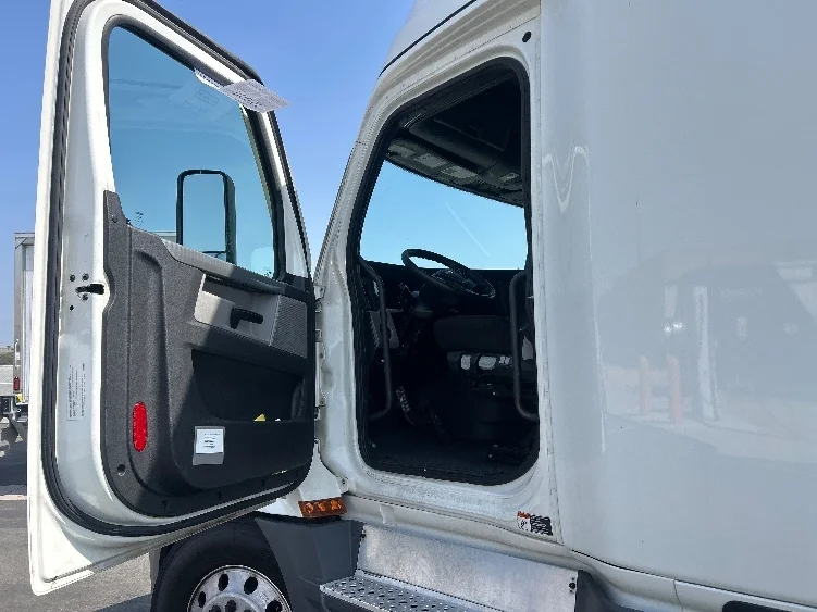 2021 Freightliner Cascadia in Torrance, CA — photo 9