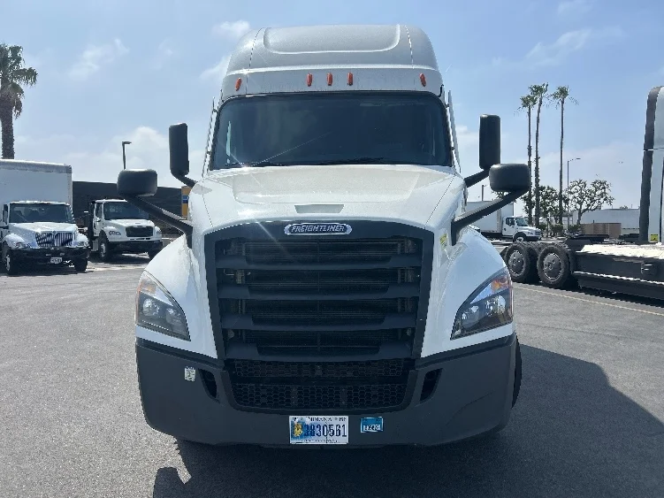 2021 Freightliner Cascadia in Torrance, CA — photo 2