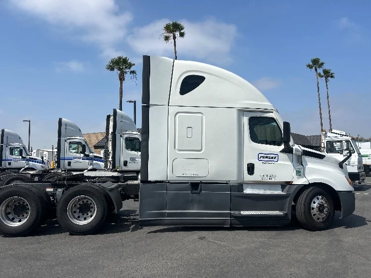 2021 Freightliner Cascadia in Torrance, CA — photo 8