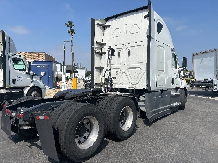 2021 Freightliner Cascadia in Torrance, CA — photo 7