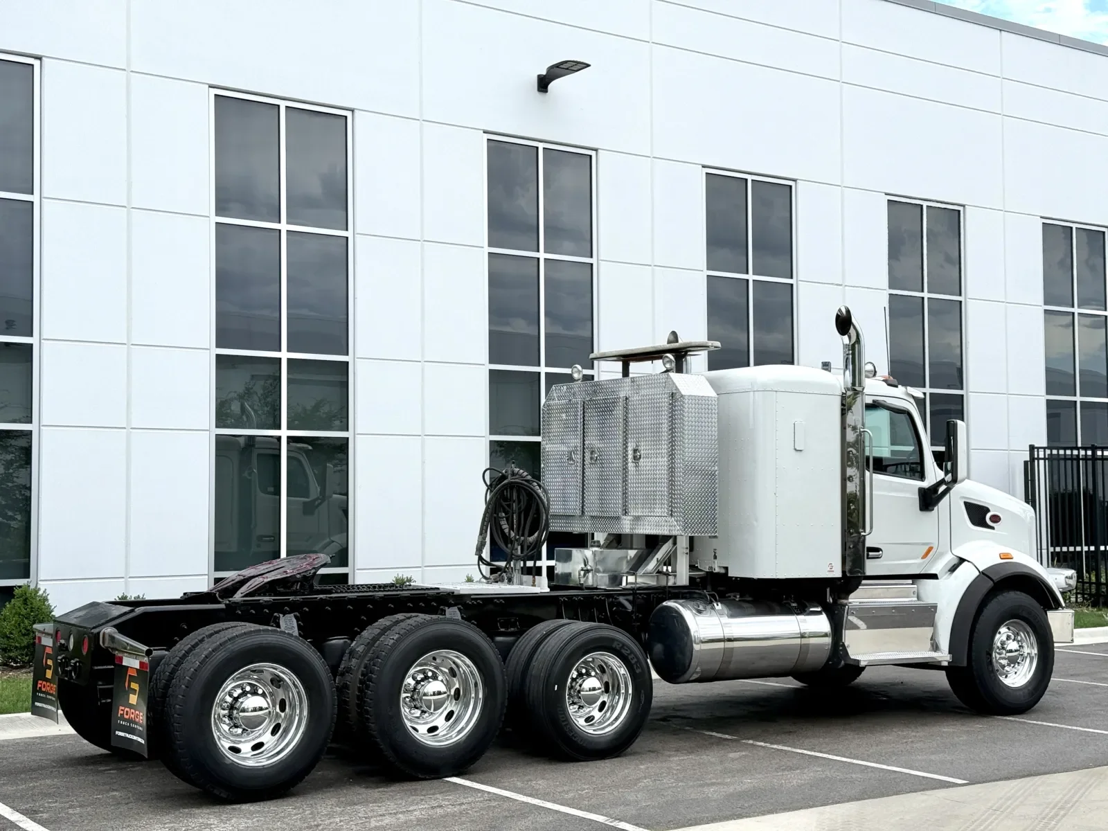 2015 Peterbilt 567 in New Lenox, IL — photo 5