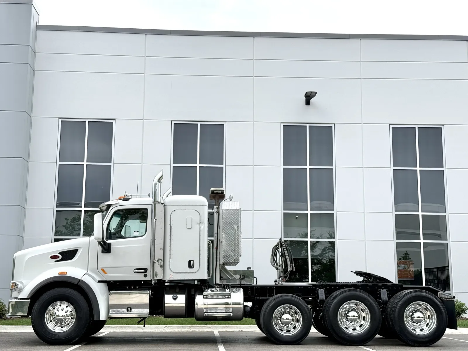 2015 Peterbilt 567 in New Lenox, IL — photo 4