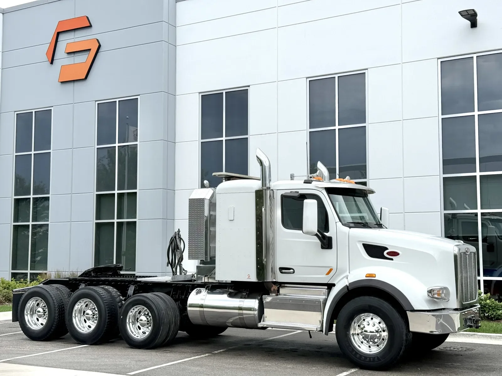 2015 Peterbilt 567 in New Lenox, IL — photo 2