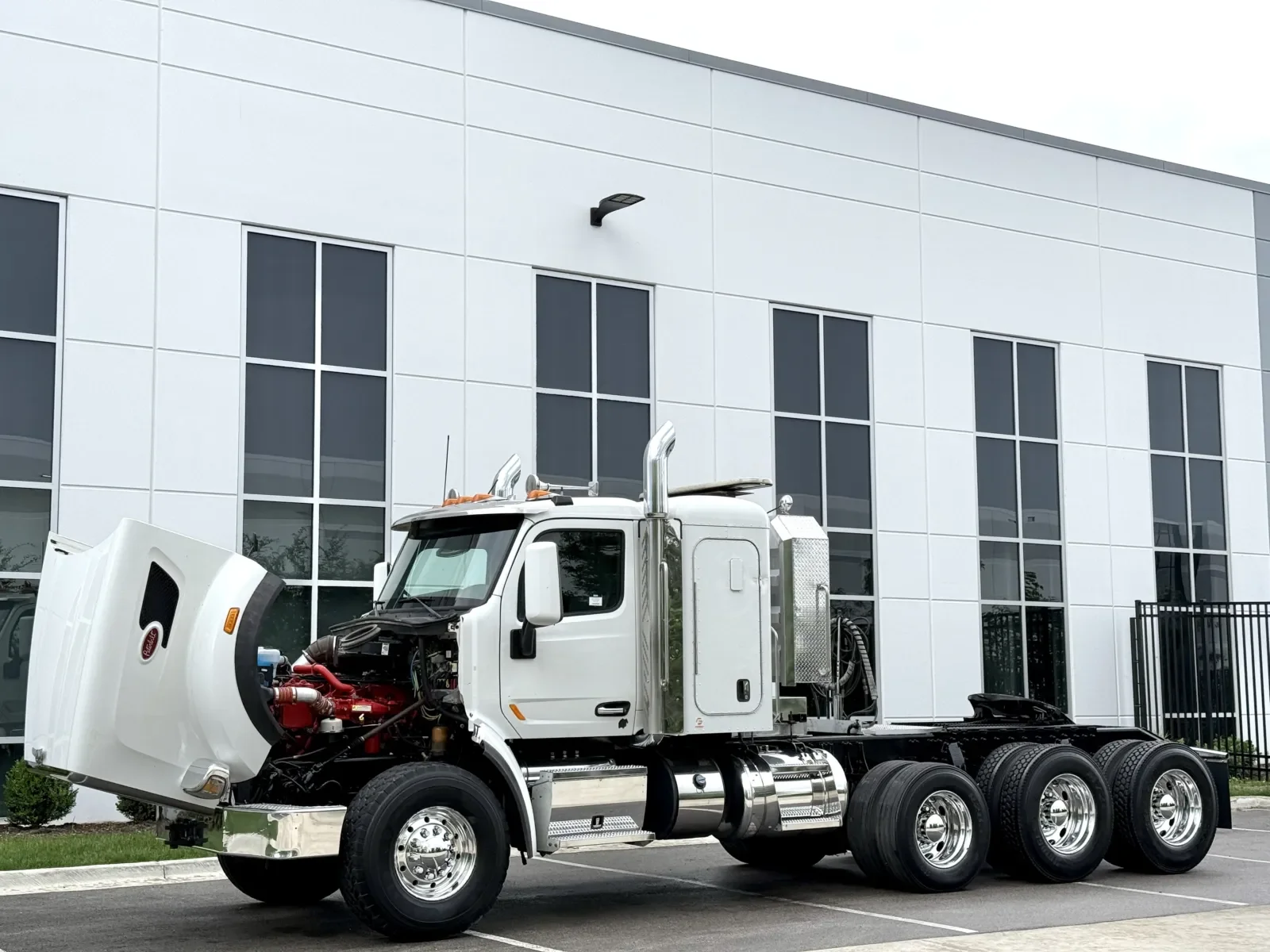 2015 Peterbilt 567 in New Lenox, IL — photo 10