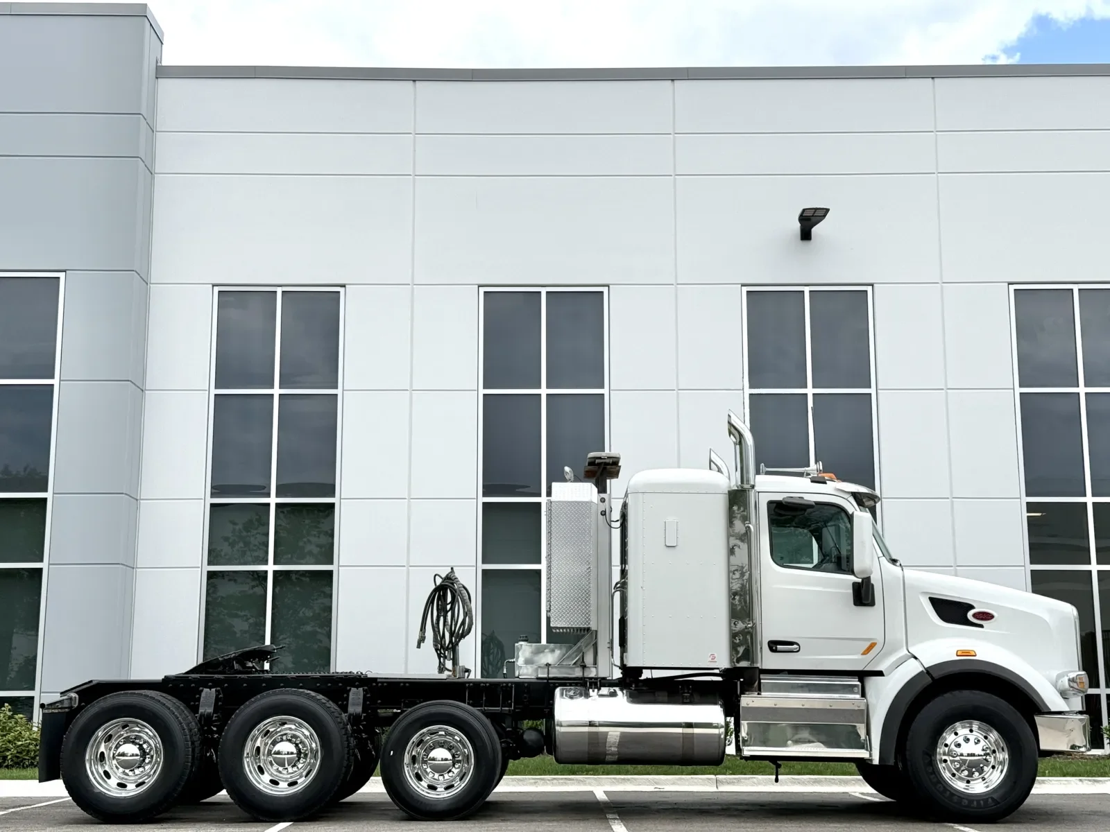 2015 Peterbilt 567 in New Lenox, IL — photo 3