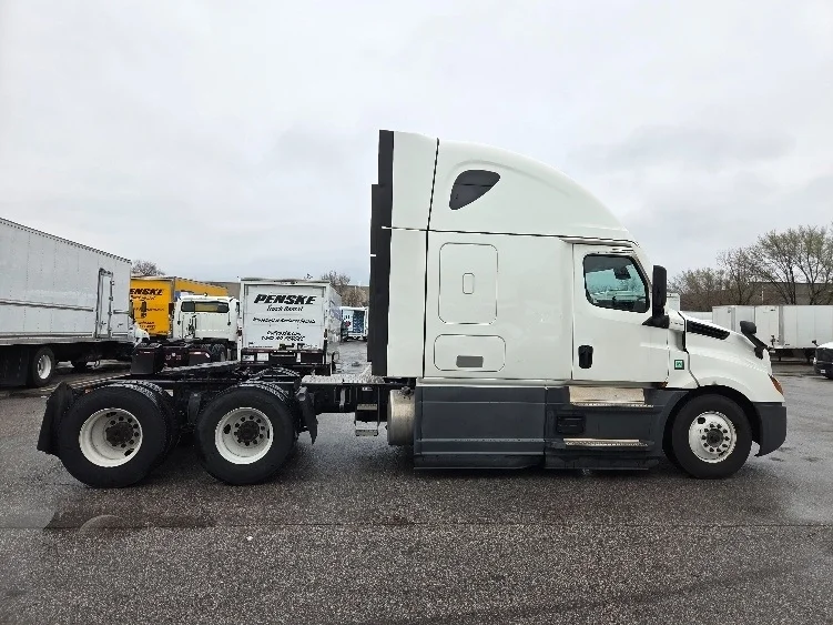 2023 Freightliner Cascadia - image 8
