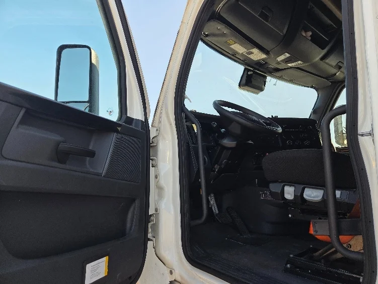 2023 Freightliner Cascadia - image 9