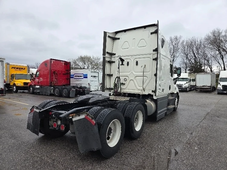 2023 Freightliner Cascadia - image 7