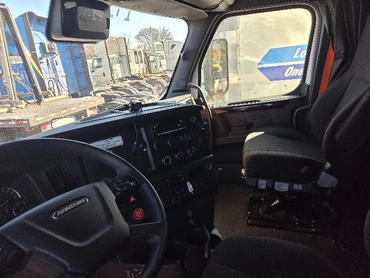 2023 Freightliner Cascadia - image 10