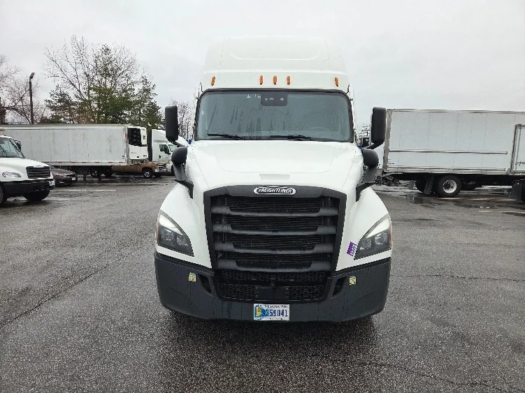 2023 Freightliner Cascadia - image 2