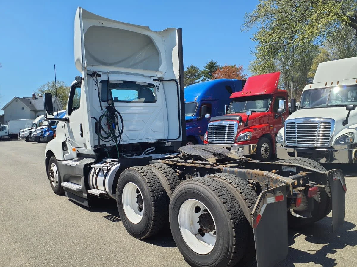 2018 International LT - image 6