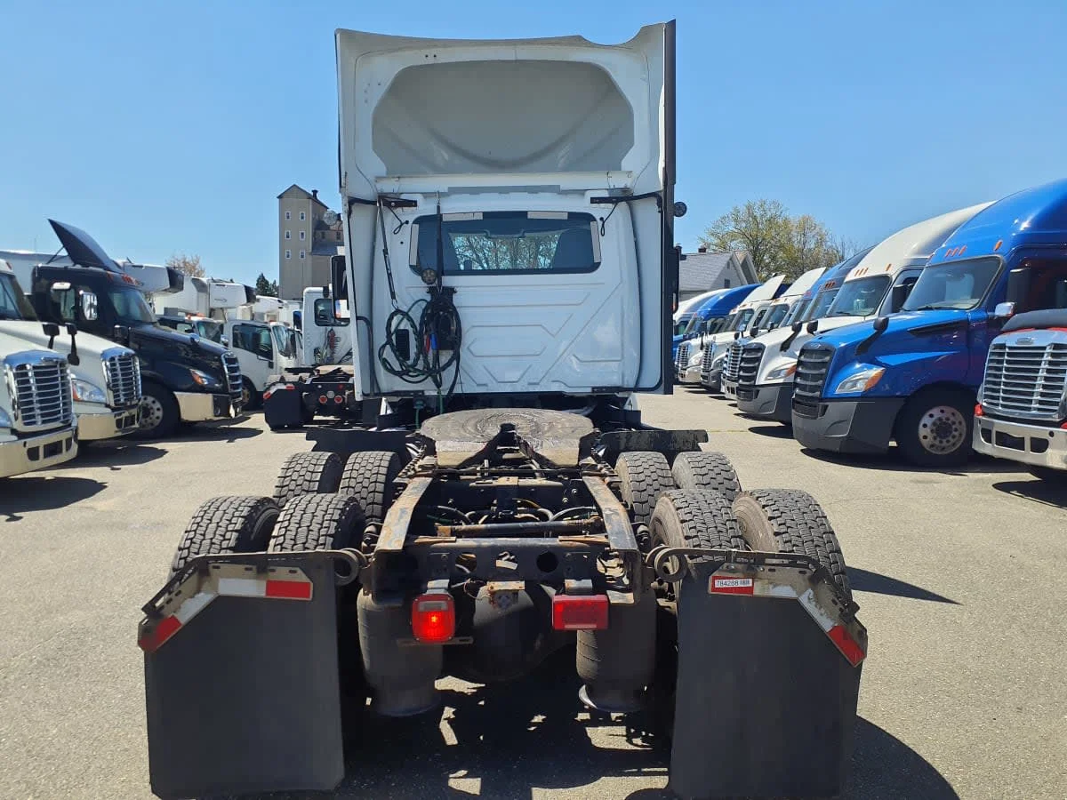 2018 International LT - image 5