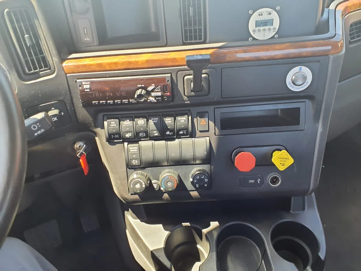 2018 International LT - image 7